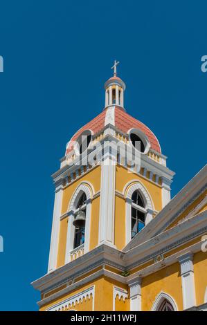 Ein niedriger Winkel Blick auf den Glockenturm an der Kirche von Xalteva. Kirche von Xalteva, Granada, Nicaragua.