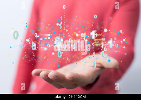 Illustration von Binärcodes und einer menschlichen Hand, die einen transparenten Bildschirm berührt Stockfoto