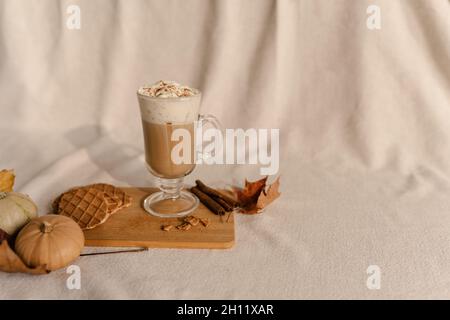 Autumn Latte Cinnamon. Würziger Kürbis-Latte-Kaffee. Kürbis-Latte mit Schlagsahne und frischem Zimt würzen. Fallen Stockfoto