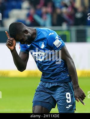 Sinsheim, Deutschland. Oktober 2021. Fußball: Bundesliga, TSG 1899 Hoffenheim - 1. FC Köln, Matchday 8 in der PreZero Arena. Ihlas Bebou von Hoffenheim feiert das 2:0. WICHTIGER HINWEIS: Gemäß den Bestimmungen der DFL Deutsche Fußball Liga und des DFB Deutscher Fußball-Bund ist es untersagt, im Stadion und/oder vom Spiel aufgenommene Fotos in Form von Sequenzbildern und/oder videoähnlichen Fotoserien zu verwenden oder zu verwenden. Quelle: Uwe Anspach/dpa/Alamy Live News Stockfoto