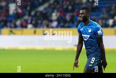 Sinsheim, Deutschland. Oktober 2021. Fußball: Bundesliga, TSG 1899 Hoffenheim - 1. FC Köln, Matchday 8 in der PreZero Arena. Ihlas Bebou von Hoffenheim feiert das 2:0. WICHTIGER HINWEIS: Gemäß den Bestimmungen der DFL Deutsche Fußball Liga und des DFB Deutscher Fußball-Bund ist es untersagt, im Stadion und/oder vom Spiel aufgenommene Fotos in Form von Sequenzbildern und/oder videoähnlichen Fotoserien zu verwenden oder zu verwenden. Quelle: Uwe Anspach/dpa/Alamy Live News Stockfoto