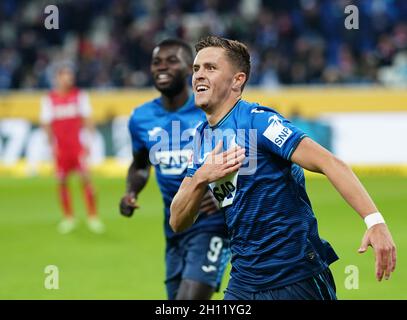 Sinsheim, Deutschland. Oktober 2021. Fußball: Bundesliga, TSG 1899 Hoffenheim - 1. FC Köln, Matchday 8 in der PreZero Arena. Hoffenheims Christoph Baumgartner feiert das 3:0. WICHTIGER HINWEIS: Gemäß den Bestimmungen der DFL Deutsche Fußball Liga und des DFB Deutscher Fußball-Bund ist es untersagt, im Stadion und/oder vom Spiel aufgenommene Fotos in Form von Sequenzbildern und/oder videoähnlichen Fotoserien zu verwenden oder zu verwenden. Quelle: Uwe Anspach/dpa/Alamy Live News Stockfoto