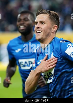 Sinsheim, Deutschland. Oktober 2021. Fußball: Bundesliga, TSG 1899 Hoffenheim - 1. FC Köln, Matchday 8 in der PreZero Arena. Hoffenheims Christoph Baumgartner feiert das 3:0. WICHTIGER HINWEIS: Gemäß den Bestimmungen der DFL Deutsche Fußball Liga und des DFB Deutscher Fußball-Bund ist es untersagt, im Stadion und/oder vom Spiel aufgenommene Fotos in Form von Sequenzbildern und/oder videoähnlichen Fotoserien zu verwenden oder zu verwenden. Quelle: Uwe Anspach/dpa/Alamy Live News Stockfoto