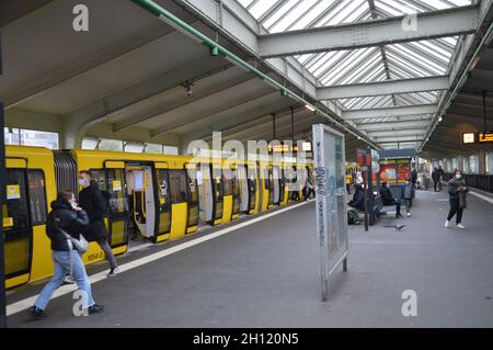 Kottbusser Tor U-Bahnhof in Kreuzberg, Berlin, Deutschland - 15. Oktober 2021. Stockfoto