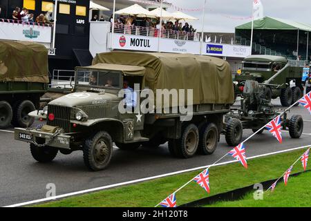 Steven Barlow, GMC1 343 LKW mit 40-mm-Luftabwehrkanone von Bofors, Victory Parade, Goodwood Revival 2021, Goodwood, Chichester, West Sussex, England, S Stockfoto