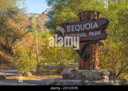 Das ikonische Schild am Eingang zum Ascherberg. Sequoia & Kings Canyon National Parks. Tulare County, CA, USA. Stockfoto