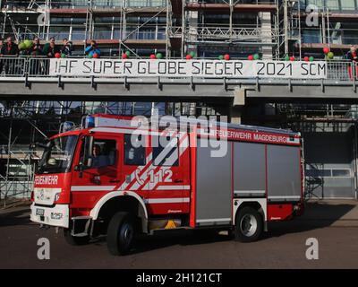 Feuerwehr in der GETEC Arena Magdeburg vor dem Empfang der Handball-Spieler des SC Magdeburg nach dem Gewinn des IHF Super Globe Club World CH Stockfoto