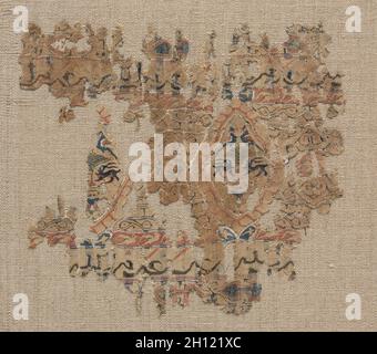 Fragment einer Tiraz-Style Textil, 1100. Ägypten, Fatimidische Zeitraum, aus dem 12. Jahrhundert. Tapestry (vermutlich ursprünglich inwoven in tabby Masse); Leinen und Seide; gesamt: 14,7 x 16,8 cm (5 13/16 x 6 5/8 in.). Stockfoto