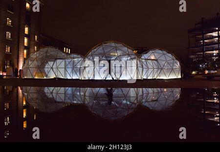 London, Großbritannien. Oktober 2021. Pollution Pods von Michael Pinsky spiegeln sich in den Brunnen vor Central Saint Martins am Granary Square, King's Cross. Die Installation besteht aus fünf geodätischen Kuppeln, die jeweils eine andere Umgebung und Luftqualität enthalten, und ermöglicht es den Besuchern, die saubere Luft von Tautra in Norwegen und die Verschmutzung von Neu Delhi, Peking, Sao Paulo und London zu erleben. Kredit: Vuk Valcic / Alamy Live Nachrichten Stockfoto