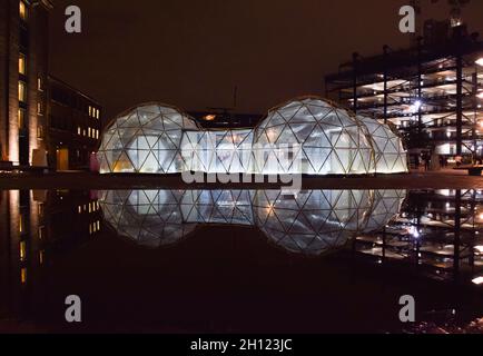 London, Großbritannien. Oktober 2021. Pollution Pods von Michael Pinsky spiegeln sich in den Brunnen vor Central Saint Martins am Granary Square, King's Cross. Die Installation besteht aus fünf geodätischen Kuppeln, die jeweils eine andere Umgebung und Luftqualität enthalten, und ermöglicht es den Besuchern, die saubere Luft von Tautra in Norwegen und die Verschmutzung von Neu Delhi, Peking, Sao Paulo und London zu erleben. Kredit: Vuk Valcic / Alamy Live Nachrichten Stockfoto