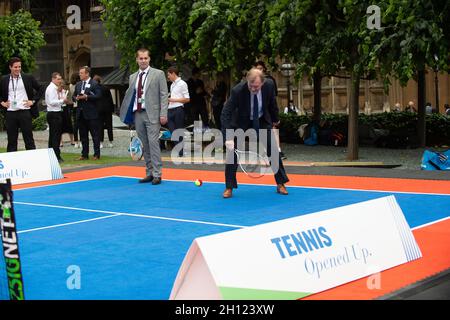 London, Großbritannien. Juni 2019. Der Abgeordnete von Southend West, Sir David Amess, trifft sich mit Vertretern der Lawn Tennis Association bei einer Parlamentarischen Veranstaltung im New Palace Yard auf dem Gelände des Palace of Westminster. Die LTA hat die Vision, Tennis für alle zugänglich zu machen, indem sie ihr Tennis-Programm in den nächsten fünf Jahren eröffnet. Sir David Amess spielte auch eine Partie Tennis. Nachruf: Sir David wurde am Freitag, den 15. Oktober 2021 in seinem Wahlkreis tragisch erstochen. Sir David war seit 1983 Abgeordneter. Quelle: Maureen McLean/Alamy Stockfoto
