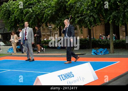 London, Großbritannien. Juni 2019. Der Abgeordnete von Southend West, Sir David Amess, trifft sich mit Vertretern der Lawn Tennis Association bei einer Parlamentarischen Veranstaltung im New Palace Yard auf dem Gelände des Palace of Westminster. Die LTA hat die Vision, Tennis für alle zugänglich zu machen, indem sie ihr Tennis-Programm in den nächsten fünf Jahren eröffnet. Sir David Amess spielte auch eine Partie Tennis. Nachruf: Sir David wurde am Freitag, den 15. Oktober 2021 in seinem Wahlkreis tragisch erstochen. Sir David war seit 1983 Abgeordneter. Quelle: Maureen McLean/Alamy Stockfoto