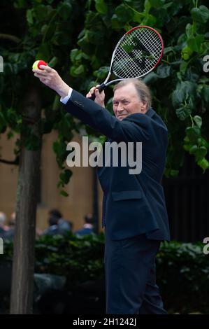 London, Großbritannien. Juni 2019. Der Abgeordnete von Southend West, Sir David Amess, trifft sich mit Vertretern der Lawn Tennis Association bei einer Parlamentarischen Veranstaltung im New Palace Yard auf dem Gelände des Palace of Westminster. Die LTA hat die Vision, Tennis für alle zugänglich zu machen, indem sie ihr Tennis-Programm in den nächsten fünf Jahren eröffnet. Sir David Amess spielte auch eine Partie Tennis. Nachruf: Sir David wurde am Freitag, den 15. Oktober 2021 in seinem Wahlkreis tragisch erstochen. Sir David war seit 1983 Abgeordneter. Quelle: Maureen McLean/Alamy Stockfoto