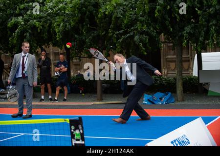 London, Großbritannien. Juni 2019. Der Abgeordnete von Southend West, Sir David Amess, trifft sich mit Vertretern der Lawn Tennis Association bei einer Parlamentarischen Veranstaltung im New Palace Yard auf dem Gelände des Palace of Westminster. Die LTA hat die Vision, Tennis für alle zugänglich zu machen, indem sie ihr Tennis-Programm in den nächsten fünf Jahren eröffnet. Sir David Amess spielte auch eine Partie Tennis. Nachruf: Sir David wurde am Freitag, den 15. Oktober 2021 in seinem Wahlkreis tragisch erstochen. Sir David war seit 1983 Abgeordneter. Quelle: Maureen McLean/Alamy Stockfoto