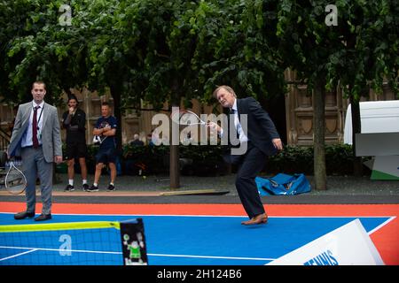 London, Großbritannien. Juni 2019. Der Abgeordnete von Southend West, Sir David Amess, trifft sich mit Vertretern der Lawn Tennis Association bei einer Parlamentarischen Veranstaltung im New Palace Yard auf dem Gelände des Palace of Westminster. Die LTA hat die Vision, Tennis für alle zugänglich zu machen, indem sie ihr Tennis-Programm in den nächsten fünf Jahren eröffnet. Sir David Amess spielte auch eine Partie Tennis. Nachruf: Sir David wurde am Freitag, den 15. Oktober 2021 in seinem Wahlkreis tragisch erstochen. Sir David war seit 1983 Abgeordneter. Quelle: Maureen McLean/Alamy Stockfoto