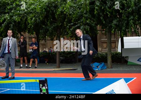 London, Großbritannien. Juni 2019. Der Abgeordnete von Southend West, Sir David Amess, trifft sich mit Vertretern der Lawn Tennis Association bei einer Parlamentarischen Veranstaltung im New Palace Yard auf dem Gelände des Palace of Westminster. Die LTA hat die Vision, Tennis für alle zugänglich zu machen, indem sie ihr Tennis-Programm in den nächsten fünf Jahren eröffnet. Sir David Amess spielte auch eine Partie Tennis. Nachruf: Sir David wurde am Freitag, den 15. Oktober 2021 in seinem Wahlkreis tragisch erstochen. Sir David war seit 1983 Abgeordneter. Quelle: Maureen McLean/Alamy Stockfoto