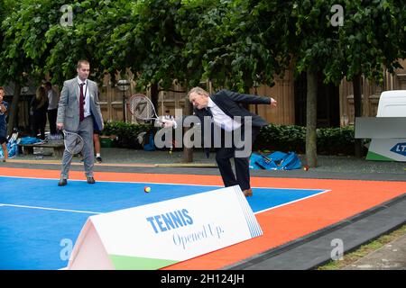 London, Großbritannien. Juni 2019. Der Abgeordnete von Southend West, Sir David Amess, trifft sich mit Vertretern der Lawn Tennis Association bei einer Parlamentarischen Veranstaltung im New Palace Yard auf dem Gelände des Palace of Westminster. Die LTA hat die Vision, Tennis für alle zugänglich zu machen, indem sie ihr Tennis-Programm in den nächsten fünf Jahren eröffnet. Sir David Amess spielte auch eine Partie Tennis. Nachruf: Sir David wurde am Freitag, den 15. Oktober 2021 in seinem Wahlkreis tragisch erstochen. Sir David war seit 1983 Abgeordneter. Quelle: Maureen McLean/Alamy Stockfoto