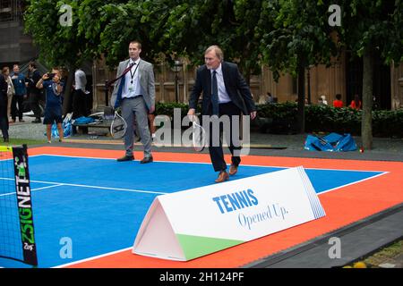 London, Großbritannien. Juni 2019. Der Abgeordnete von Southend West, Sir David Amess, trifft sich mit Vertretern der Lawn Tennis Association bei einer Parlamentarischen Veranstaltung im New Palace Yard auf dem Gelände des Palace of Westminster. Die LTA hat die Vision, Tennis für alle zugänglich zu machen, indem sie ihr Tennis-Programm in den nächsten fünf Jahren eröffnet. Sir David Amess spielte auch eine Partie Tennis. Nachruf: Sir David wurde am Freitag, den 15. Oktober 2021 in seinem Wahlkreis tragisch erstochen. Sir David war seit 1983 Abgeordneter. Quelle: Maureen McLean/Alamy Stockfoto