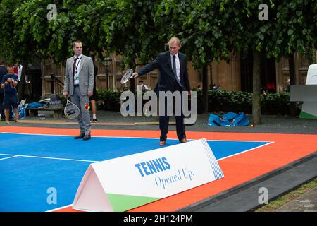 London, Großbritannien. Juni 2019. Der Abgeordnete von Southend West, Sir David Amess, trifft sich mit Vertretern der Lawn Tennis Association bei einer Parlamentarischen Veranstaltung im New Palace Yard auf dem Gelände des Palace of Westminster. Die LTA hat die Vision, Tennis für alle zugänglich zu machen, indem sie ihr Tennis-Programm in den nächsten fünf Jahren eröffnet. Sir David Amess spielte auch eine Partie Tennis. Nachruf: Sir David wurde am Freitag, den 15. Oktober 2021 in seinem Wahlkreis tragisch erstochen. Sir David war seit 1983 Abgeordneter. Quelle: Maureen McLean/Alamy Stockfoto