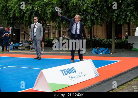 London, Großbritannien. Juni 2019. Der Abgeordnete von Southend West, Sir David Amess, trifft sich mit Vertretern der Lawn Tennis Association bei einer Parlamentarischen Veranstaltung im New Palace Yard auf dem Gelände des Palace of Westminster. Die LTA hat die Vision, Tennis für alle zugänglich zu machen, indem sie ihr Tennis-Programm in den nächsten fünf Jahren eröffnet. Sir David Amess spielte auch eine Partie Tennis. Nachruf: Sir David wurde am Freitag, den 15. Oktober 2021 in seinem Wahlkreis tragisch erstochen. Sir David war seit 1983 Abgeordneter. Quelle: Maureen McLean/Alamy Stockfoto