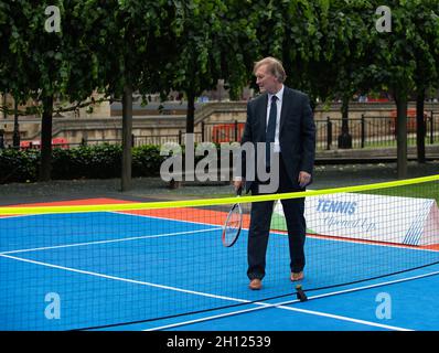 London, Großbritannien. Juni 2019. Der Abgeordnete von Southend West, Sir David Amess, trifft sich mit Vertretern der Lawn Tennis Association bei einer Parlamentarischen Veranstaltung im New Palace Yard auf dem Gelände des Palace of Westminster. Die LTA hat die Vision, Tennis für alle zugänglich zu machen, indem sie ihr Tennis-Programm in den nächsten fünf Jahren eröffnet. Sir David Amess spielte auch eine Partie Tennis. Nachruf: Sir David wurde am Freitag, den 15. Oktober 2021 in seinem Wahlkreis tragisch erstochen. Sir David war seit 1983 Abgeordneter. Quelle: Maureen McLean/Alamy Stockfoto