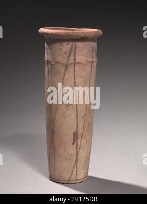 Wavy-Handled Jar, 4000-3000 BC. Ägypten, Prädynastischen Periode, naqada IIa 2 Periode (Dynastie 0) oder höher. Mergel Ton ware; Durchmesser: 10,9 cm (4 5/16 in.) Durchmesser der Öffnung: 8,8 cm (3 7/16 in.); Insgesamt: 28,7 cm (11 5/16 in.). Stockfoto