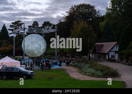 Tunbridge Wells, Kent, Großbritannien. 15. Oktober 2021. Die beeindruckende Mondlichtinstallation des britischen Künstlers Luke Jerram im Museum of the Moon ist auf dem Claverley Grounds, Tunbridge Wells,©Sarah Mott / Alamy Live News gelandet Stockfoto