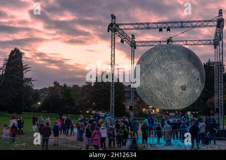 Tunbridge Wells, Kent, Großbritannien. 15. Oktober 2021. Die beeindruckende Mondlichtinstallation des britischen Künstlers Luke Jerram im Museum of the Moon ist auf dem Claverley Grounds, Tunbridge Wells,©Sarah Mott / Alamy Live News gelandet Stockfoto