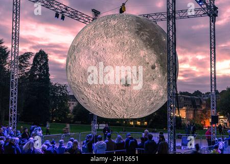 Tunbridge Wells, Kent, Großbritannien. 15. Oktober 2021. Die beeindruckende Mondlichtinstallation des britischen Künstlers Luke Jerram im Museum of the Moon ist auf dem Claverley Grounds, Tunbridge Wells,©Sarah Mott / Alamy Live News gelandet Stockfoto