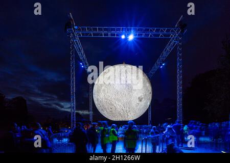 Tunbridge Wells, Kent, Großbritannien. 15. Oktober 2021. Die beeindruckende Mondlichtinstallation des britischen Künstlers Luke Jerram im Museum of the Moon ist auf dem Claverley Grounds, Tunbridge Wells,©Sarah Mott / Alamy Live News gelandet Stockfoto