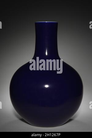 Blaue Flaschenvase, 1736-95. China, die Qing-Dynastie (1644-1911), Qianlong markieren und regieren (1736-95). Porzellan; insgesamt: 55 cm (21 5/8 in.). Stockfoto