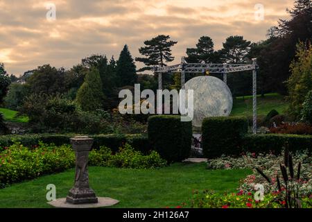 Tunbridge Wells, Kent, Großbritannien. 15. Oktober 2021. Die beeindruckende Mondlichtinstallation des britischen Künstlers Luke Jerram im Museum of the Moon ist auf dem Claverley Grounds, Tunbridge Wells,©Sarah Mott / Alamy Live News gelandet Stockfoto