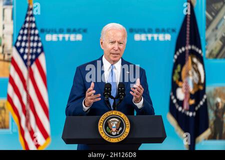 Washington, Vereinigte Staaten von Amerika. 08. Oktober 2021. US-Präsident Joe Biden hält Bemerkungen zum September-Jobbericht des South Court Auditorium im Old Executive Office Building des Weißen Hauses am 8. Oktober 2021 in Washington, D.C. Quelle: Adam Schultz/White House Photo/Alamy Live News Stockfoto