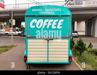 Bukarest, Rumänien - 10. Oktober 2021: Ein Stoßfänger-Zugpferd-Anhänger, der in ein Straßencafé verwandelt wurde. Stockfoto