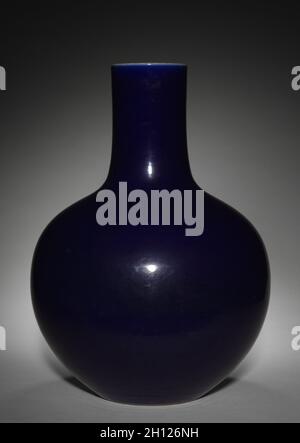 Blaue Flaschenvase, 1736-95. China, die Qing-Dynastie (1644-1911), Qianlong markieren und regieren (1736-95). Porzellan; insgesamt: 55 cm (21 5/8 in.). Stockfoto