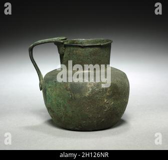 Kanne oder Pitcher, 1350-1186 v. Chr. Ägypten, Neues Königreich, späte Dynastie 18 (1540-1296 v. Chr.) bis Dynastie 19 (1295-1186 v. Chr.). Bronze; Durchmesser: 9.6 cm (3 3/4 Zoll); Munddurchmesser: 6.1 cm (2 3/8 Zoll); insgesamt: 9.2 cm (3 5/8 Zoll). Stockfoto