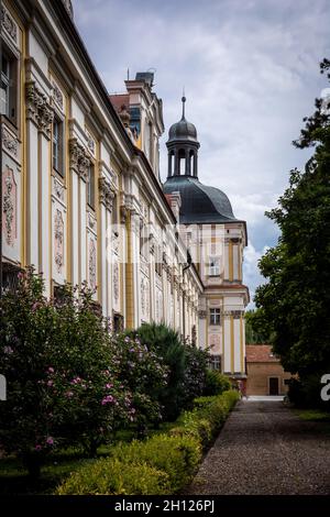 Trzebnica, Polen - 29. August 2021: Ein Innenhof eines Heiligtums von St. Jadwiga. Stockfoto