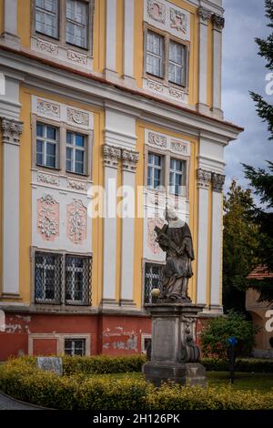 Trzebnica, Polen - 29. August 2021: Ein Innenhof eines Heiligtums von St. Jadwiga. Stockfoto