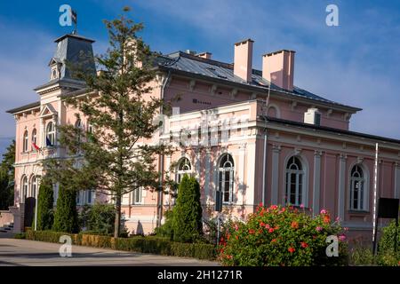 Trzebnica, Polen - 29. August 2021: Ein Bezirksbüro, ehemaliges Kurgebäude von Saint Jadwiga. Stockfoto