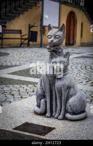 Trzebnica, Polen - 29. August 2021: Eine Steinskulptur des romantischen Katzenpaares „Kociogorek und Lubuszka“ auf dem Marktplatz der Altstadt. Stockfoto