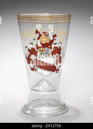 Footed Becherglas mit zwei Wappen, 1603. Deutschland, 17. Emailliertes Glas; gesamt: 25,4 x 12,7 cm (10 x 5 in.). Stockfoto