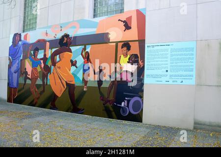 Ein neu installiertes riesiges Wandgemälde an der Seite des Queens Museums, das die Frauen von Black Trans grüßelt. Im Flushing Meadows Corona Park in Queens, New York. Stockfoto