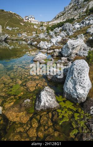Blick auf den Valparolasee in den Dolomiten - Südtirol, Italien Stockfoto