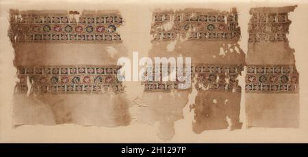 Fragment des Tiraz-Style Textil, 1100. Ägypten, Fatimidische Zeitraum, aus dem 12. Jahrhundert. Tabby Boden mit inwoven Gobelin Ornament; Leinen und Seide; gesamt: 21,2 x 50,5 cm (8 3/8 x 19 7/8 in.). Stockfoto