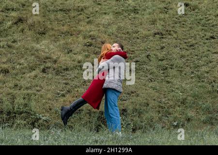 Treffen von Liebenden, Mann und Frau umarmen sich im Freien Stockfoto