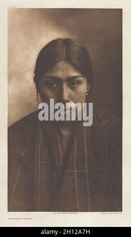 Der nordamerikanische Inder: Eine Serie von Portfolios, die die Indianer der Vereinigten Staaten, des Dominion von Kanada und Alaska bildlich und beschreibt: Portfolio IX, Platte 305: Suquamish Woman, 1899. Edward S. Curtis (Amerikaner, 1868-1952), The University Press. Tiefdruck; Stockfoto