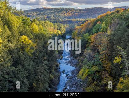 Blick auf die Quechee Gorge von der historischen Quechee Gorge Bridge im Herbst in Vermont Stockfoto