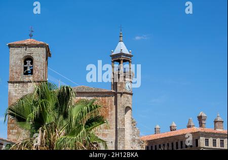 Aufnahme der Kirche San Martin von der Plaza Mayor in Trujillo, Spanien Stockfoto
