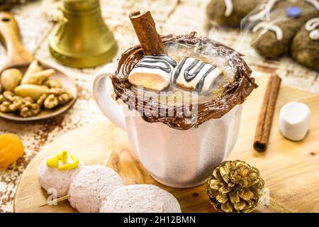 tasse vegane heiße Schokolade aus pflanzlicher Milch, Weihnachtsgetränk mit rauchigem Dampf Stockfoto