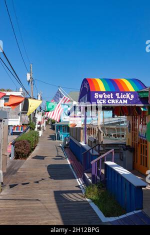 Cherry Grove Geschäfte und Restaurants im Zentrum der Stadt auf Fire Island, Suffolk County, New York. Stockfoto